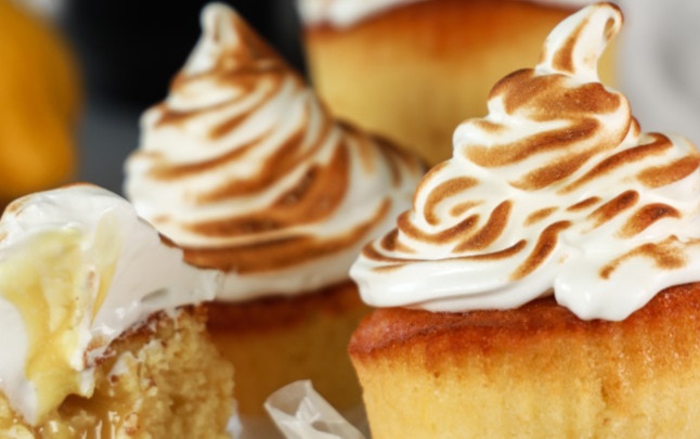 Air-fryer-lemon-meringue-cupcakes